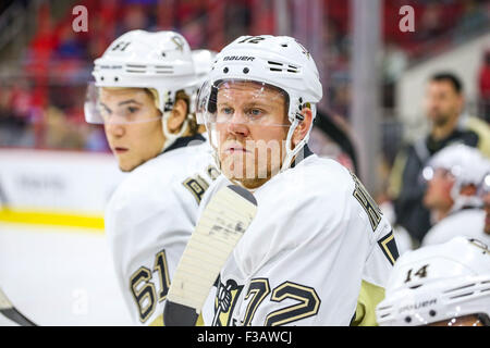 Raleigh, North Carolina, USA. 2. Oktober 2015. Pittsburgh Penguins rechten Flügel Patric Hornqvist (72) während des NHL-Spiels zwischen den Pittsburgh Penguins und den Carolina Hurricanes in der PNC-Arena. Die Carolina Hurricanes gegen die Pittsburgh Penguins 2-1. © Andy Martin Jr./ZUMA Draht/Alamy Live-Nachrichten Stockfoto