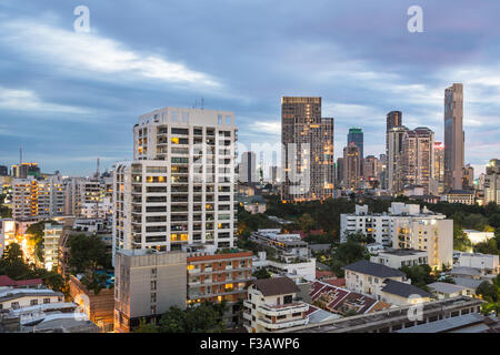 Moderne Skyline Bangkoks rund um das Geschäftsviertel Sathorn/Silom, enthält viele Luxushotels und Bürotürmen, in Stockfoto