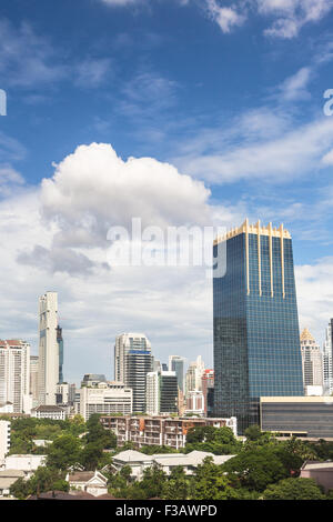 Moderne Skyline Bangkoks rund um das Geschäftsviertel Sathorn/Silom, enthält viele Luxushotels und Bürotürmen, in Stockfoto