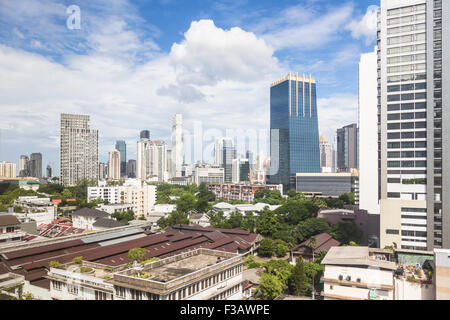 Moderne Skyline Bangkoks rund um das Geschäftsviertel Sathorn/Silom, enthält viele Luxushotels und Bürotürmen, in Stockfoto