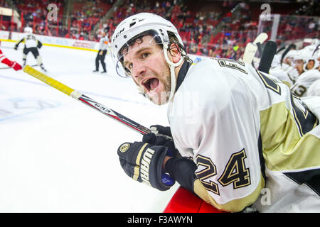 Raleigh, North Carolina, USA. 2. Oktober 2015. Pittsburgh Penguins rechten Flügel Bobby Farnham (24) während des NHL-Spiels zwischen den Pittsburgh Penguins und den Carolina Hurricanes in der PNC-Arena. Die Carolina Hurricanes gegen die Pittsburgh Penguins 2-1. © Andy Martin Jr./ZUMA Draht/Alamy Live-Nachrichten Stockfoto