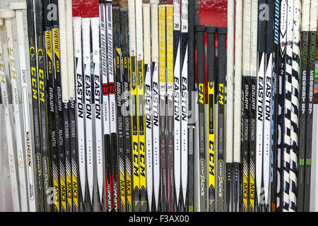 Raleigh, North Carolina, USA. 2. Oktober 2015. Pittsburgh Penguins-Hockey-Schläger während des NHL-Spiels zwischen den Pittsburgh Penguins und den Carolina Hurricanes in der PNC-Arena. Die Carolina Hurricanes gegen die Pittsburgh Penguins 2-1. © Andy Martin Jr./ZUMA Draht/Alamy Live-Nachrichten Stockfoto