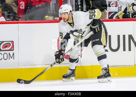 Raleigh, North Carolina, USA. 2. Oktober 2015. Pittsburgh Penguins Verteidiger Kris Letang (58) während des NHL-Spiels zwischen den Pittsburgh Penguins und den Carolina Hurricanes in der PNC-Arena. Die Carolina Hurricanes gegen die Pittsburgh Penguins 2-1. © Andy Martin Jr./ZUMA Draht/Alamy Live-Nachrichten Stockfoto