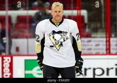 Raleigh, North Carolina, USA. 2. Oktober 2015. Pittsburgh Penguins rechten Flügel Patric Hornqvist (72) während des NHL-Spiels zwischen den Pittsburgh Penguins und den Carolina Hurricanes in der PNC-Arena. Die Carolina Hurricanes gegen die Pittsburgh Penguins 2-1. © Andy Martin Jr./ZUMA Draht/Alamy Live-Nachrichten Stockfoto