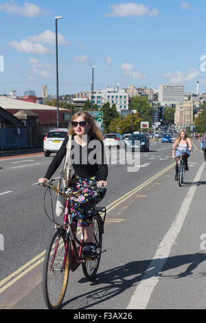 Frau Radsportler auf Radweg auf Bürgersteig Stockfoto