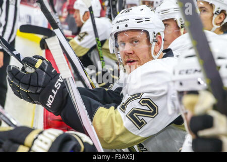 Raleigh, North Carolina, USA. 2. Oktober 2015. Pittsburgh Penguins rechten Flügel Patric Hornqvist (72) während des NHL-Spiels zwischen den Pittsburgh Penguins und den Carolina Hurricanes in der PNC-Arena. Die Carolina Hurricanes gegen die Pittsburgh Penguins 2-1. © Andy Martin Jr./ZUMA Draht/Alamy Live-Nachrichten Stockfoto