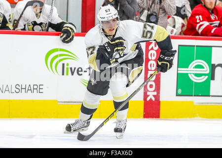 Raleigh, North Carolina, USA. 2. Oktober 2015. Pittsburgh Penguins links Flügel David Perron (57) während des NHL-Spiels zwischen den Pittsburgh Penguins und den Carolina Hurricanes in der PNC-Arena. Die Carolina Hurricanes gegen die Pittsburgh Penguins 2-1. © Andy Martin Jr./ZUMA Draht/Alamy Live-Nachrichten Stockfoto