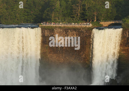 Touristen auf Luna Island. American Falls. Bridal Veil Falls. Niagara Falls, New York, USA. Blick von Niagara Falls, Ontario, Cana Stockfoto