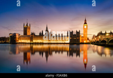 Big Ben und Westminster Bridge in der Dämmerung, London, UK Stockfoto