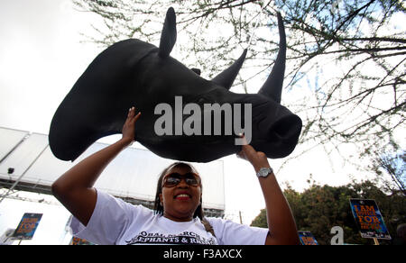 (151003)--NAIROBI, 3. Oktober 2015 (Xinhua)--eine Frau beteiligt sich an Global March für Elefanten und Nashörner, einem Anti-Wilderer Demonstration für Aufmerksamkeiten, Artenschutz, in Nairobi, Kenia, 3. Oktober 2015. (Xinhua/John Okoyo) Stockfoto