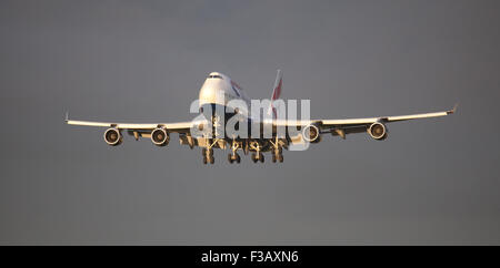 British Airways Boeing 747 Jumbo Jet G-BNLK ins Land kommen am Flughafen London Heathrow LHR Stockfoto