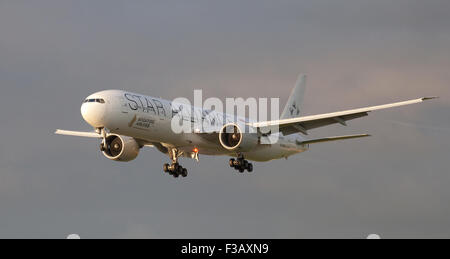 Singapore Airlines Boeing 777 9V-Swj ins Land kommen am Flughafen London Heathrow LHR Stockfoto