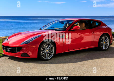 2014 Ferrari FF vier Sitze und Vierradantrieb gegen blaue Meer blauer Himmel Hintergrund drei Viertel Ansicht vorne links Stockfoto