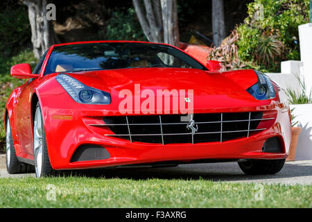 2014 Ferrari FF vier Sitze und Vierradantrieb gegen blaue Meer blauer Himmel Hintergrund drei Viertel Ansicht vorne links Stockfoto