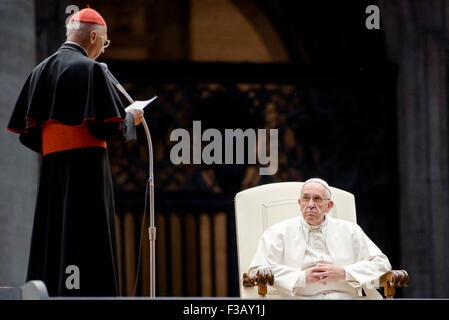 Vatikan-Stadt. 3. Oktober 2015. Papst Francis hört, Präsident der italienischen Bischofskonferenz (CEI) Kardinal Angelo Bagnasco, links, während eine Mahnwache vor der Eröffnung der Synode der Bischöfe, in dem Petersplatz im Vatikan, Samstag, 3. Oktober 2015. Bildnachweis: Massimo Valicchia/Alamy Live-Nachrichten Stockfoto