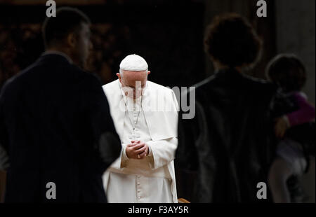 Vatikan-Stadt. 3. Oktober 2015. Papst Francis besucht eine Mahnwache vor der Eröffnung der Synode der Bischöfe, in dem Petersplatz im Vatikan, Samstag, 3. Oktober 2015. Bildnachweis: Massimo Valicchia/Alamy Live-Nachrichten Stockfoto