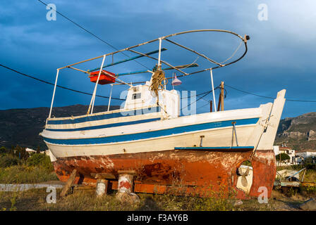 Traditionellen hölzernen Fischerboot in Peloponnes, Griechenland Stockfoto