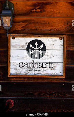 Carhartt Weinberg Wandschild außerhalb ihrer Weinprobe laden in Los Olivos in Kalifornien Stockfoto