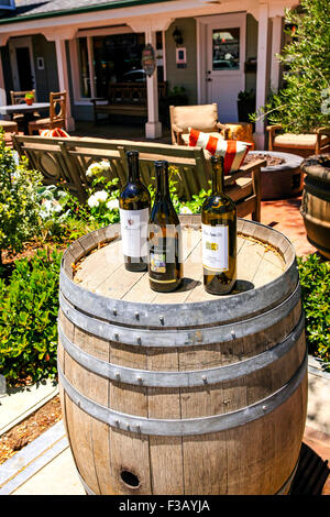 Weinflaschen aus Santa Barbara County auf dem Display außerhalb eine Verkostung Weinhandlung in Los Olivos in Kalifornien Stockfoto