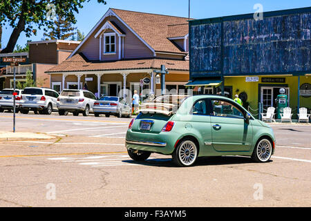 Ein Fiat 500 Cabrio mit weißen Wand Reifen ähneln den original 1957 Fiat in Los Olivos Kalifornien Stockfoto
