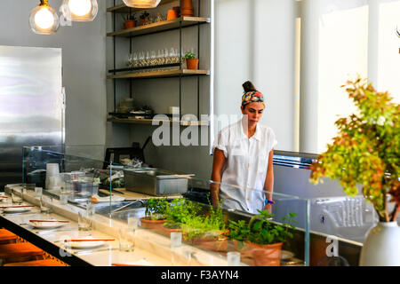 In der trendigen Restaurant Santa Monica - Cassia Stunden vor ihrer Premiere Stockfoto