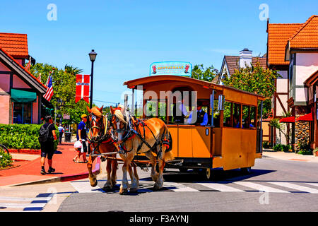 19. Jahrhundert dänische Street Car, nimmt die Pferdekutsche Honen Besucher rund um das märchenhafte Dorf Solvang in Santa Ynez v Stockfoto