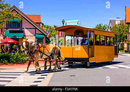 19. Jahrhundert dänische Street Car, nimmt die Pferdekutsche Honen Besucher rund um das märchenhafte Dorf Solvang in Santa Ynez v Stockfoto