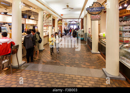 Shopper in Quincy Market Ständen und Geschäften der Innenstadt von Boston, Massachusetts, USA Stockfoto