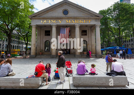 Touristen vor der Quincy Market Gebäude Boston Massachusetts USA sitzen Stockfoto