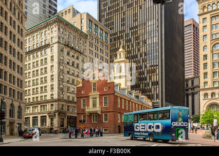 Boston Old State House durch die umgebenden tall office blocks Website der Boston Massaker 1770 überschattet Stockfoto