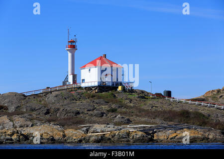 Trial-Inseln Leuchtturm und damit verbundenen Gebäuden gesehen aus seewärts British Columbia Kanada Stockfoto