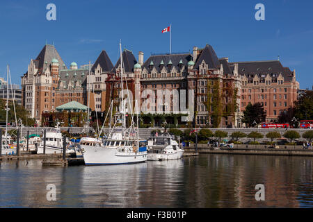 Das historische Empress Hotel mit Blick auf den Inner Harbour in Victoria auf Vancouver Island, British Columbia, Kanada Stockfoto