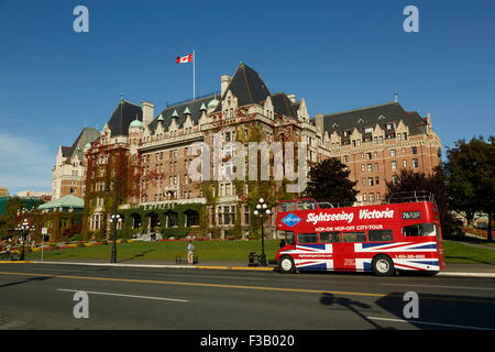 Sightseeing red Double Decker offene Bus getoppt außerhalb des berühmten Empress Hotel in Victoria, Vancouver Island, British Columbia, Kanada Stockfoto