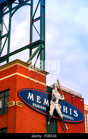 Memphis Redbirds Baseball Overhead Schild an der Wand des Autozone Park Baseballstadion in TN Stockfoto