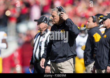 Madison, WI, USA. 3. Oktober 2015. Iowa Hawkeyes Cheftrainer Kirk Komondor während der NCAA Football-Spiel zwischen dem Iowa Hawkeyes und die Wisconsin Badgers im Camp Randall Stadium in Madison, Wisconsin. John Fisher/CSM/Alamy Live-Nachrichten Stockfoto