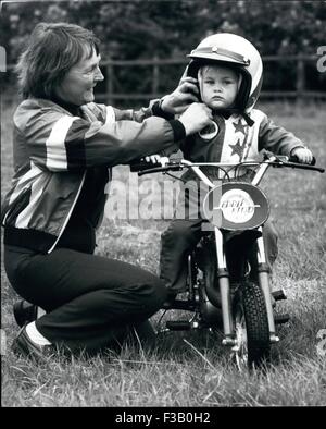 19. Dezember 1981 - Bike Stunts sind Kid s Sachen an zwei aufpassen Eddie Kidd, du hast einen Rivalen. Wenn wenig Royston Fogg seine Sturzhelm und Trainingsanzug dons erscheint er jeder Zoll ein Motorrad-Stunt-Ass auf zwei Jahre alt! Royston ist ein stolzes Mitglied des Geistes des britischen Motorrad Display Team betreut und verwaltet von seiner Mutter Shirley Fogg fo Dunstable. Jetzt Royston, der zwei Jahre und zwei Monate um genau zu sein, hat nur seine eigene abgespeckte Italjet Maschine mit Stabilisatoren ausgestattet, bis er hat, gewöhnt gehen mittlerweile er ein wichtiges Mitglied der Display-Team übernommen, hoch reiten oben auf Stockfoto