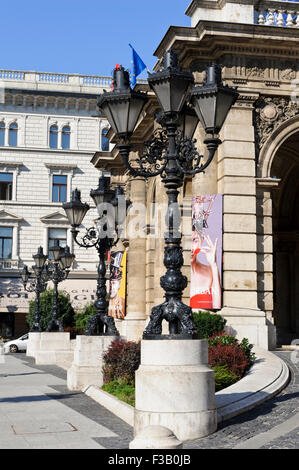 Vintage Laternen außerhalb der ungarischen staatlichen Opernhaus In Budapest, Ungarn. Stockfoto