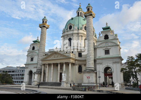 Blick auf die berühmte Saint Charles Kirche (Wiener Karlskirche) am Karlsplatz, Wien, Österreich Stockfoto