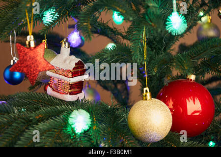 Haus, Kugeln, Sterne und Beleuchtung Kranz auf den Weihnachtsbaum Stockfoto