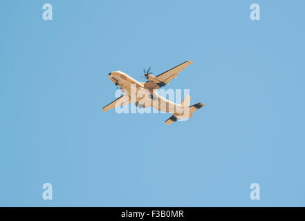 Großen taktischen Militärtransporter Flugzeug Turboprop Flugzeug im Flug vor blauem Himmelshintergrund Stockfoto