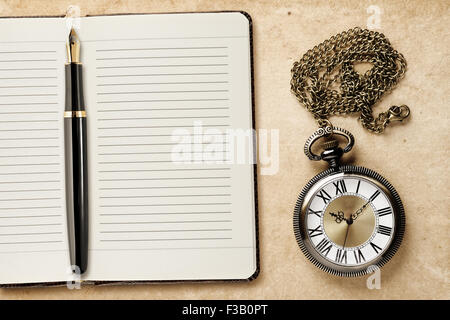 Tagebuch mit Füllfederhalter und Vintage Taschenuhr Stockfoto