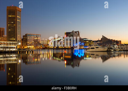 Skyline von Baltimore in der Morgendämmerung, einschließlich des World Trade Center und National Aquarium, spiegelt sich in den Gewässern der Innenhafen. Stockfoto