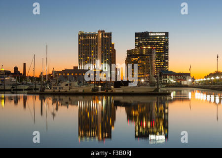 Die Baltimore Harbor East Entwicklung einschließlich Baltimore Marriott Waterfront Hotel und Legg Mason Gebäude in der Morgendämmerung. Stockfoto