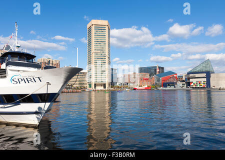 Ein Blick auf einen Spirit Cruises Schiff und Inner Harbor in Baltimore, Maryland. Stockfoto
