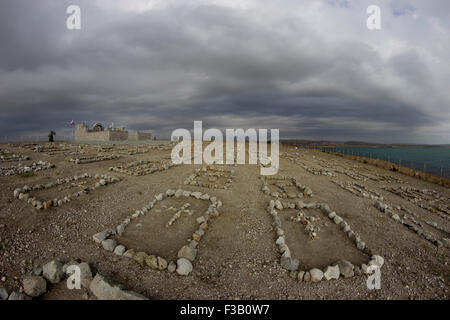 Lemnos Insel, Griechenland. 3. Oktober 2015. Dramatische frühmorgens weiten Blick über den russischen Bürgerkrieg Denkmal und Friedhof Grabsteine befindet sich am Kap Punta, in Koutali Dorf Bucht, Lemnos Insel, Griechenland. Bildnachweis: BasilT/Alamy Live-Nachrichten Stockfoto