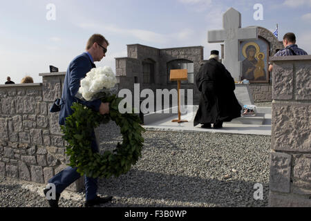 Lemnos Insel, Griechenland. 3. Oktober 2015. Herr Vladimir Potapov, konsularische Attaché der Russischen Föderation in Thessalonich, trägt einen Kranz auf dem Denkmal während der Zeremonie Veranstaltung verlegt werden. Punta Kap, Russische Kosaken Denkmal / Friedhof. Punta Kap, Lemnos Insel, Griechenland. Bildnachweis: BasilT/Alamy Live-Nachrichten Stockfoto