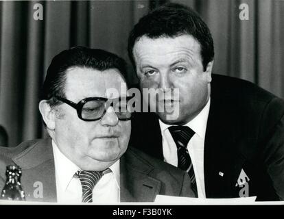 26. Dezember 1981 - für Ihre Dateien: Hier lassen wir Sie für Ihre Datei ein Bild haben. Es zeigt Franz Josef Straub (Franz Josef Strauß - l.), Vorsitzender von der wurde Soziale Union (CSU), gemeinsam mit dem Generalsekretär dieser Partei. Gerold Tandler (Gerold Tandler). Wie bekannt, seit einiger Zeit gibt es Gerüchte, dass die CSU (jetzt verbunden mit der CDU) CDU und Extedn selbst als 4 Partei getrennt werden (neben der SPD, CDU und FDP) allover der Bundesrepublik Deutschland (jetzt der CSU in den anderen Teilen der Bundesrepublik Deutschland). (Bild auf CSU-Partei-Tagung Juni 78 in München entstand) (Credi Stockfoto
