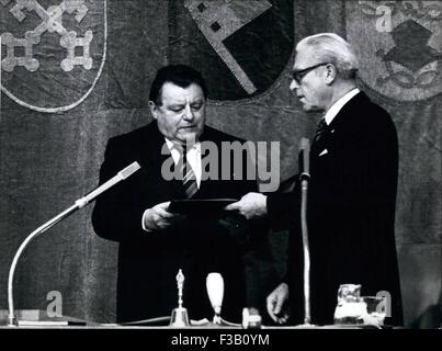 26. Dezember 1979 - für Ihre Datei! : Vereidigung des neuen Ministerpräsidenten von Bayern gewählt: am 7. November 1978 wurde der neu gewählte Ministerpräsident von Bayern Dr. h.c. Franz-Josef Straub, Vorstandsvorsitzender der Christus-Sozialunion durch den Präsidenten der Bayerischen Diät, Franz Heubl vereidigt. Das Foto zeigt von links nach rechts, Dr. h.c. Franz-Josef Strauß und Franz Heubl Form. © Keystone Bilder USA/ZUMAPRESS.com/Alamy Live-Nachrichten Stockfoto