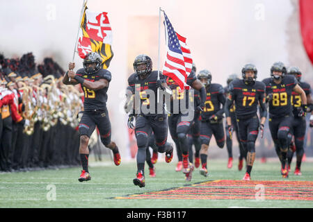 College Park, MD, USA. 3. Oktober 2015. Maryland Terrapins laufen auf das Feld vor dem Start der NCAA Football-Spiel zwischen Maryland Terrapins und Michigan Wolverines Byrd Stadium in College Park MD. Kenia Allen/CSM/Alamy Live-Nachrichten Stockfoto