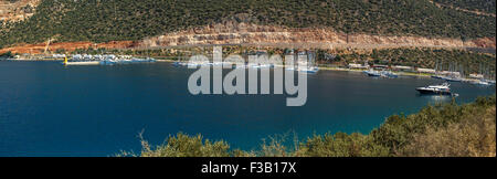 KAS, ANTALYA - 19. Juli 2015: Panorama Seelandschaft von Kas Marina mit Yachten und Boote, touristische kleine Stadt von Antalya. Stockfoto